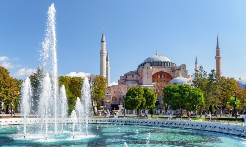 Fontana na trgu Sultanahmet i Aja Sofija u Istanbulu