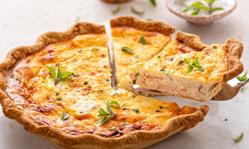 Kiš sa lososom i sirom sa začinskim biljem, sveže pečen