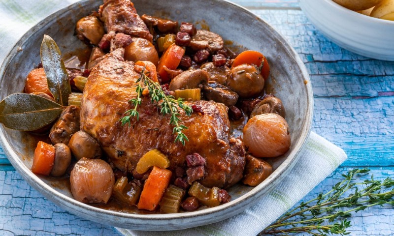 Petelac u vinu - francusko jelo od piletine, slanine, pečuraka i povrća dinstanog u crvenom vinu