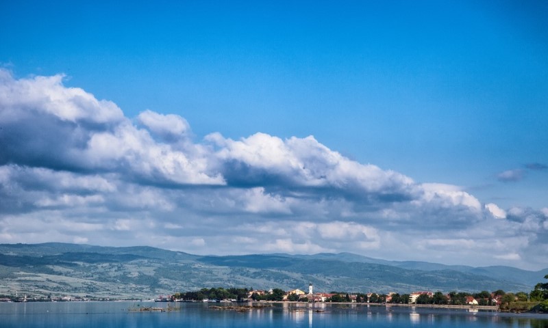 Nebo se ogleda u jezeru. Pejzaž. Srebrno jezero u Srbiji