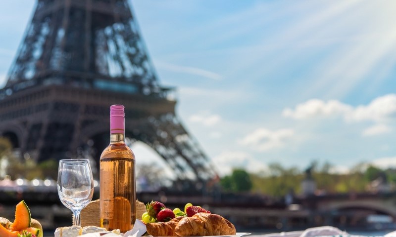 Piknik i vino blizu Ajfelovog tornja