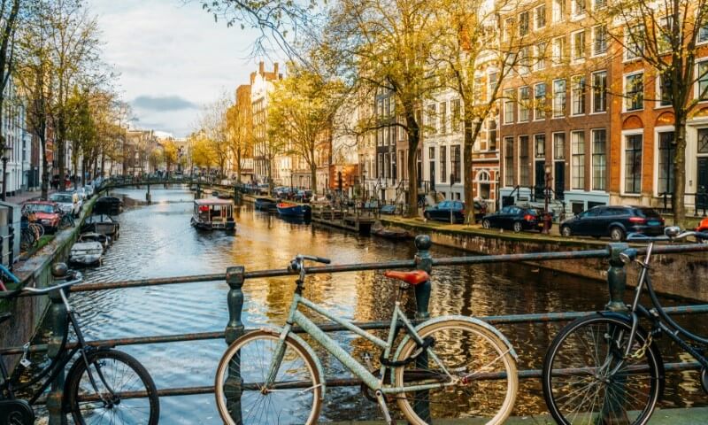 Bicikli i holandske kuće na Amsterdamskom kanalu u jesen