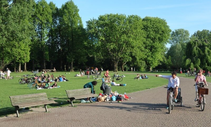 Rekreativci na travnjaku u parku Beatriks