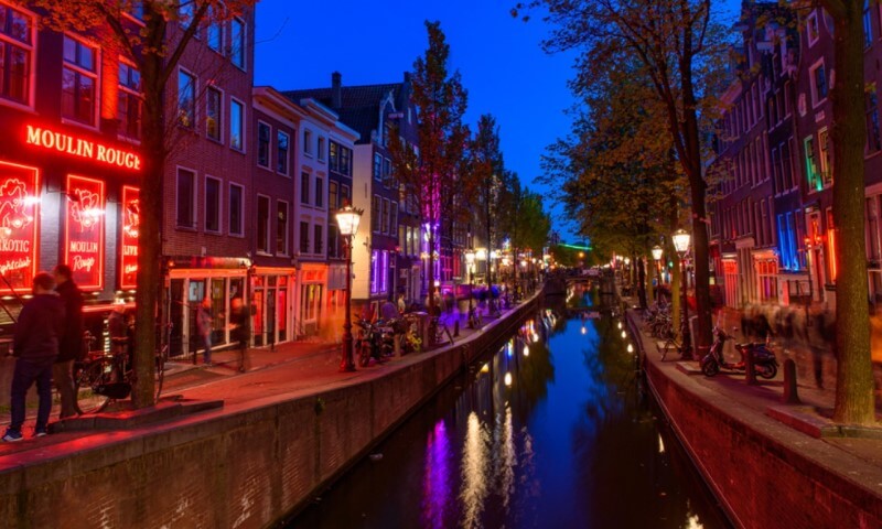 Noćni pogled na De Valen, čuveni kvart crvenih fenjera